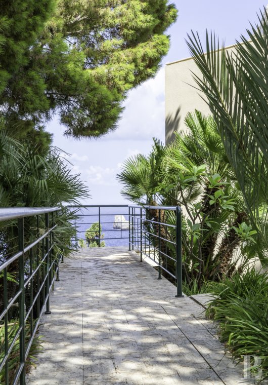 En Sicile, à l’est de Palerme, une maison d’inspiration moderniste en balcon sur la mer - photo  n°8
